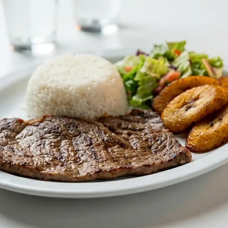 Foto de Churrasco con arroz, ensalada y tajadas